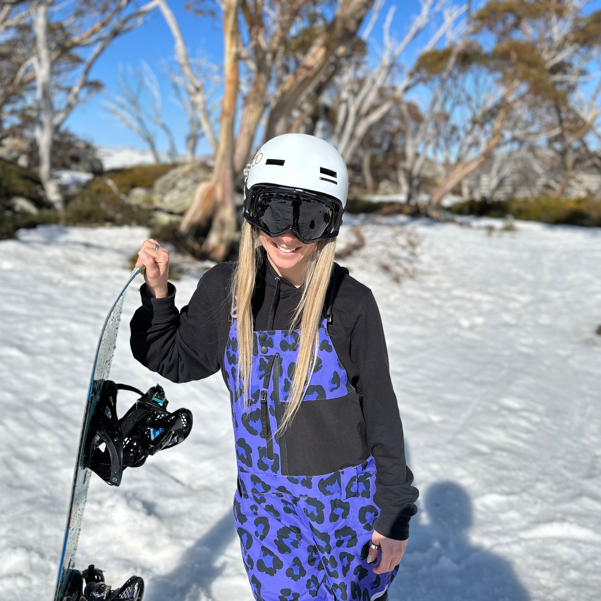 STEPH MAGIROS SNOWBOARDING PICTURE